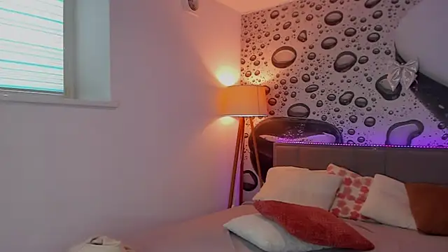 Snapshot of AlexaWilds chatting on February 21, 12:06 pm AlexaWilds online show from February 21, 12:06 pm