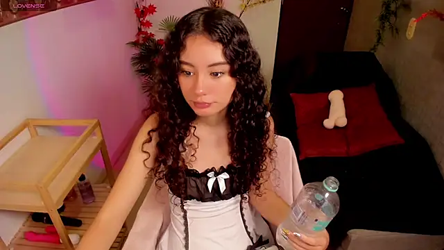 Snapshot of Krysten_Riter chatting on July 18, 2:43 pm Krysten Riter online show from July 18, 2:43 pm