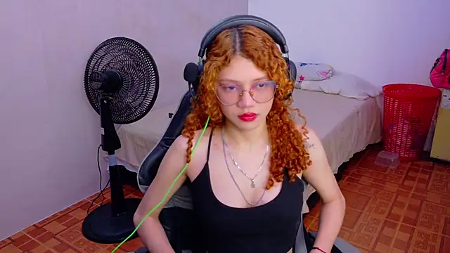 Snapshot of Birdie_0 chatting on September 16, 1:12 pm Birdie 0 online show from September 16, 1:12 pm