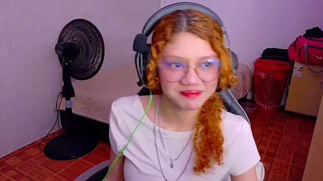 Snapshot of Birdie_0 chatting on September 22, 1:24 pm Birdie 0 online show from September 22, 1:24 pm