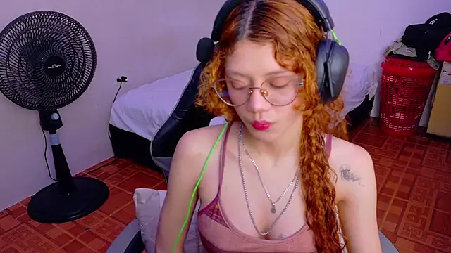 Snapshot of Birdie_0 chatting on September 26, 12:20 pm Birdie 0 online show from September 26, 12:20 pm