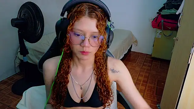 Snapshot of Birdie_0 chatting on October 27, 1:59 pm Birdie 0 online show from October 27, 1:59 pm