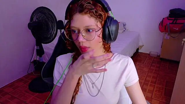 Snapshot of Birdie_0 chatting on October 29, 1:13 pm Birdie 0 online show from October 29, 1:13 pm