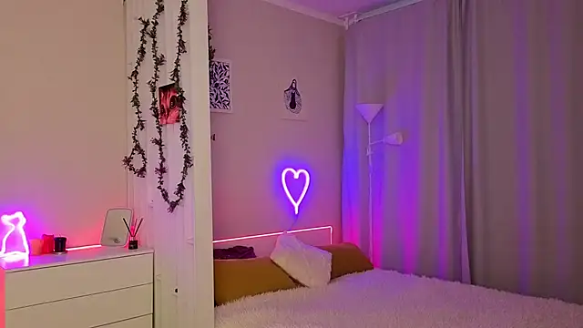 PurrrBerry online show from November 8, 5:29 am