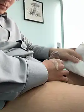 Snapshot of miniyellower chatting on February 10, 7:34 am miniyellower online show from February 10, 7:34 am