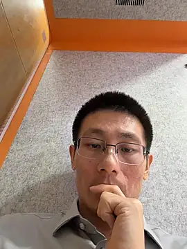 Snapshot of miniyellower chatting on February 24, 5:38 am miniyellower online show from February 24, 5:38 am