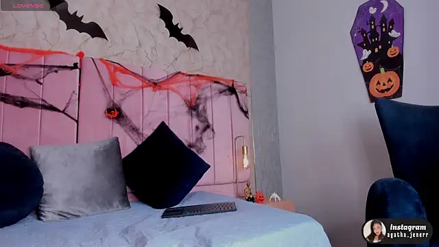 Snapshot of agatha_jener chatting on October 11, 11:42 am agatha jener online show from October 11, 11:42 am