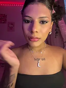 Snapshot of luluzinhax chatting on May 6, 5:18 pm luluzinhax online show from May 6, 5:18 pm