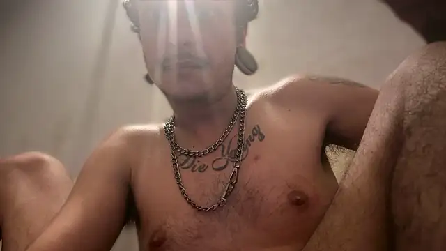 Snapshot of chrisalmeid_ chatting on April 28, 4:50 am chrisalmeid online show from April 28, 4:50 am