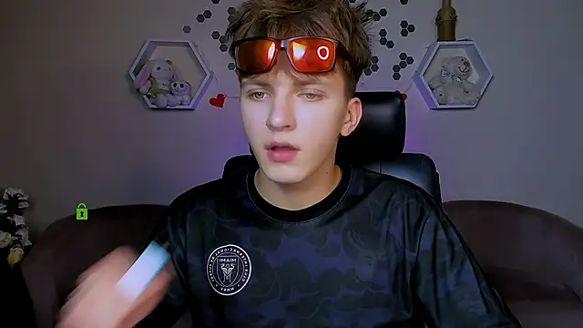 Snapshot of travis_wolf_ chatting on September 18, 7:16 pm travis wolf online show from September 18, 7:16 pm