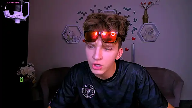 Snapshot of travis_wolf_ chatting on September 22, 7:16 pm travis wolf online show from September 22, 7:16 pm