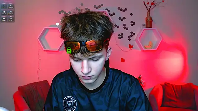 Snapshot of travis_wolf_ chatting on October 15, 6:52 pm travis wolf online show from October 15, 6:52 pm