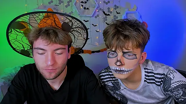 Snapshot of travis_wolf_ chatting on October 23, 6:39 pm travis wolf online show from October 23, 6:39 pm