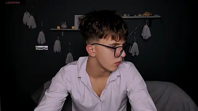 Snapshot of travis_wolf_ chatting on October 29, 8:32 pm travis wolf online show from October 29, 8:32 pm