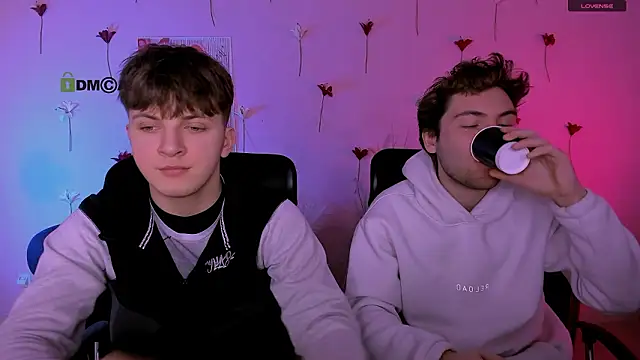 Snapshot of travis_wolf_ chatting on February 22, 10:03 am travis wolf online show from February 22, 10:03 am