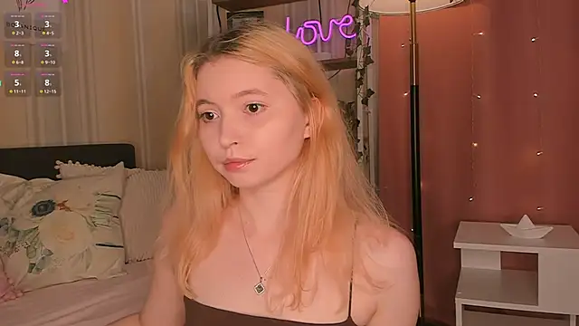Snapshot of Ruminelle chatting on June 8, 11:32 am Ruminelle online show from June 8, 11:32 am