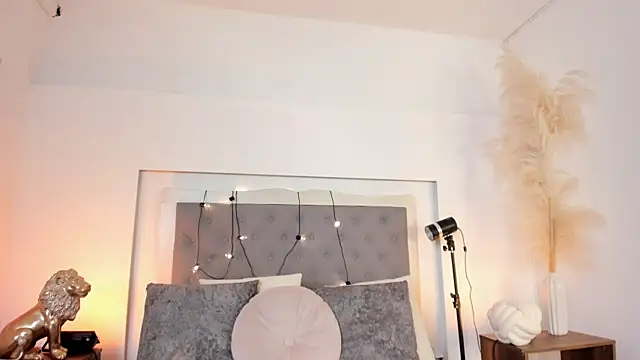 lea walkerr online show from February 27, 8:09 pm