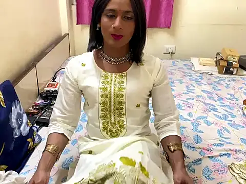 LuvLayla online show from November 26, 8:10 pm