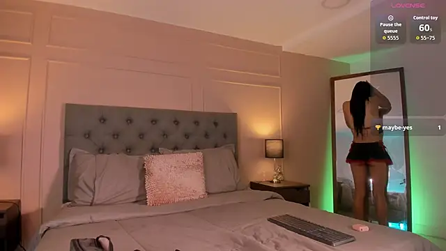 ALICESANDOVAL online show from October 16, 11:55 am