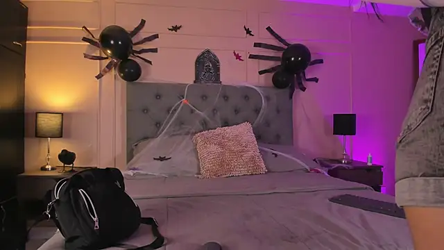 ALICESANDOVAL online show from November 7, 11:32 am