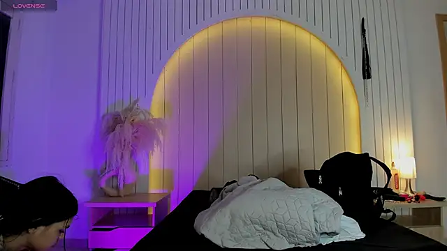 ALICESANDOVAL online show from April 15, 11:39 am