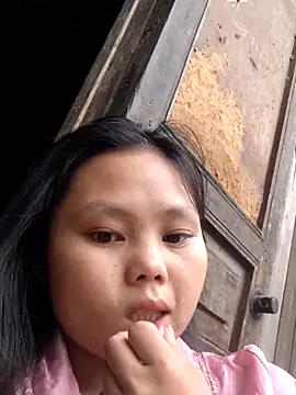 Snapshot of omiu-baby chatting on May 12, 1:47 am omiu-baby online show from May 12, 1:47 am