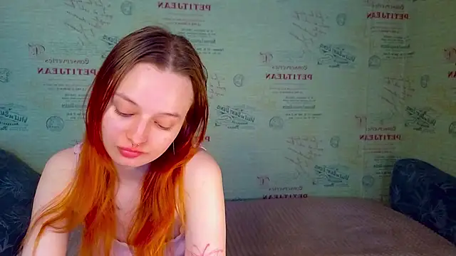 Snapshot of emi_less chatting on May 29, 1:03 am emi less online show from May 29, 1:03 am