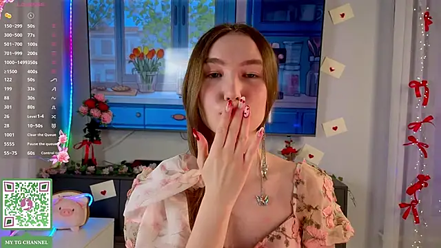 ElfredaTupy online show from February 21, 7:04 pm