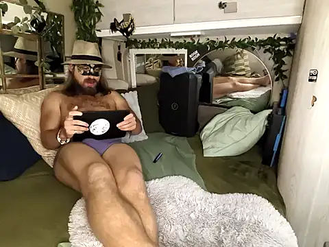 JuliCarl online show from October 7, 8:39 pm