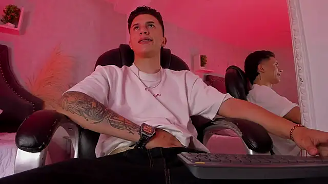 liaamsmiith  online show from January 9, 12:30 pm