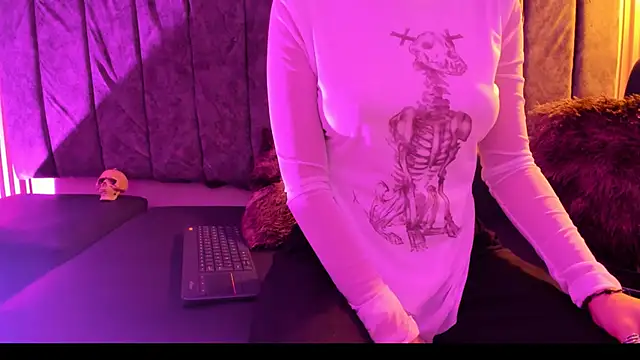 Snapshot of Rowan_Mills chatting on October 3, 8:28 pm Rowan Mills online show from October 3, 8:28 pm