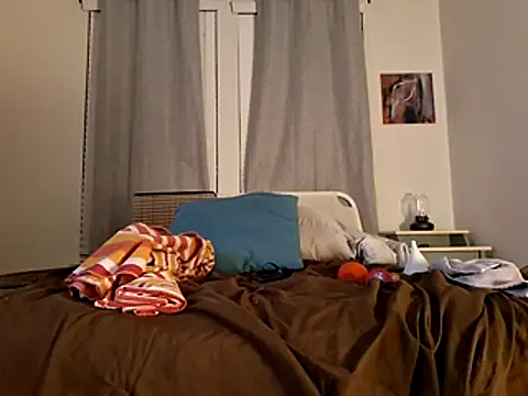 Snapshot of Slinkypoppet chatting on December 4, 8:01 am Slinkypoppet online show from December 4, 8:01 am