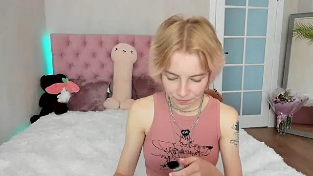 Pink Lila18 online show from September 15, 9:42 am