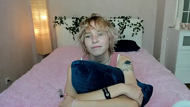 Pink Lila18 online show from September 25, 9:35 am