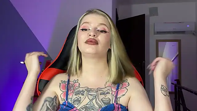 Snapshot of Mia_Kamp chatting on September 21, 4:52 pm Mia Kamp online show from September 21, 4:52 pm