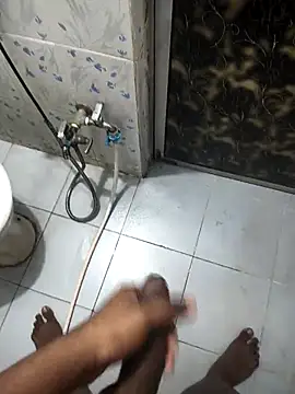 Leon hot33 online show from April 2, 8:50 pm