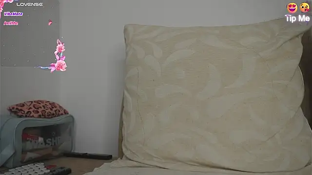 Roxybeautyy online show from March 27, 9:21 am