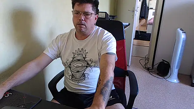 blueandwhite1 online show from October 18, 9:21 am