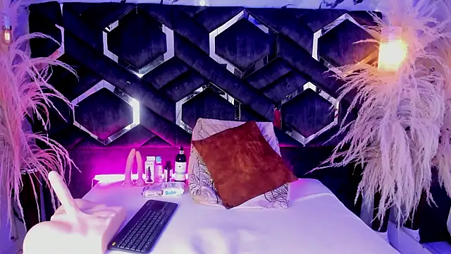 Zoe-Johnson  online show from January 10, 9:30 pm