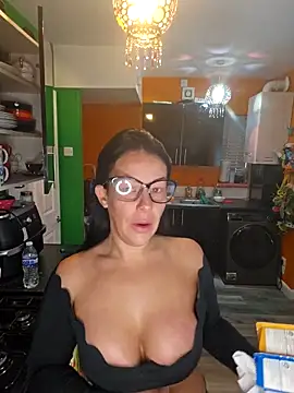 Snapshot of Filthymaddymilfy25 chatting on May 19, 9:15 am Filthymaddymilfy25 online show from May 19, 9:15 am