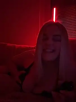 ItsLxsa online show from April 19, 9:06 pm