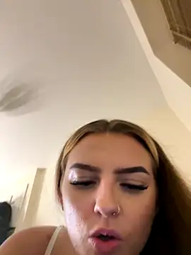 Snapshot of Summer21k chatting on November 4, 9:36 pm Summer21k online show from November 4, 9:36 pm