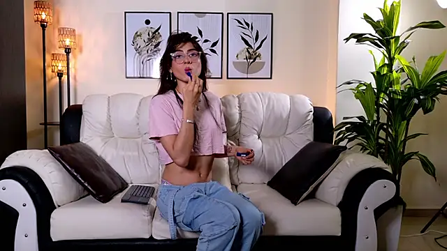Snapshot of Violeta_Foxz chatting on June 19, 7:39 pm Violeta Foxz online show from June 19, 7:39 pm