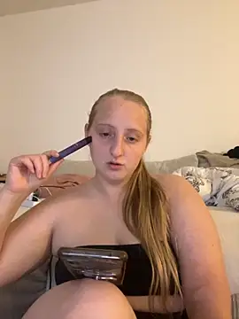 Snapshot of young_hailey chatting on November 2, 6:43 pm young hailey online show from November 2, 6:43 pm