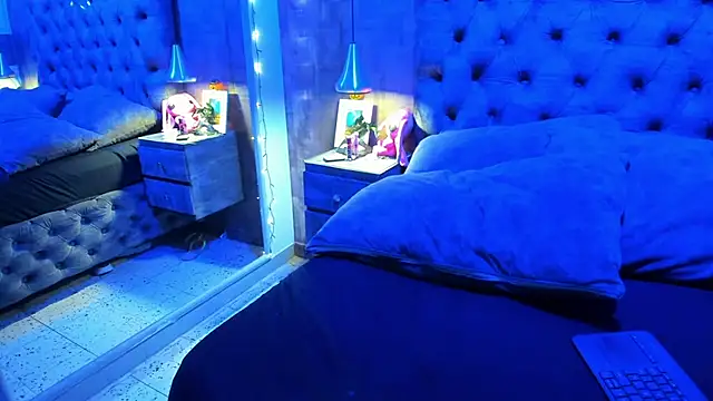 yiyisandoval online show from November 17, 8:47 pm