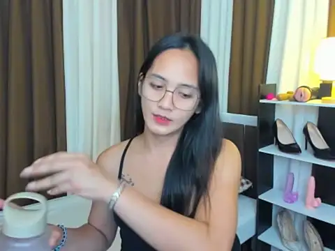 Snapshot of URHottestAngel chatting on September 15, 5:02 pm URHottestAngel online show from September 15, 5:02 pm