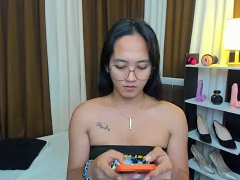 Snapshot of URHottestAngel chatting on October 21, 12:50 pm URHottestAngel online show from October 21, 12:50 pm