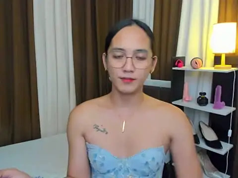 Snapshot of URHottestAngel chatting on October 22, 12:38 pm URHottestAngel online show from October 22, 12:38 pm
