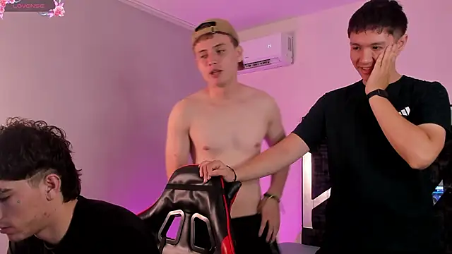 Handsomeboyss19 online show from April 14, 9:10 pm