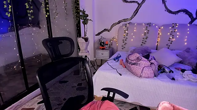 SarahCastro1  online show from October 31, 4:46 am